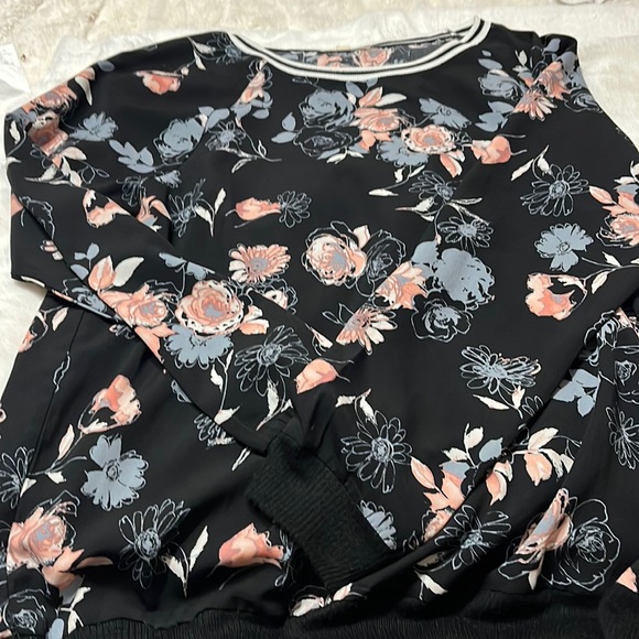 Beautiful blouse from stitch fix - Picture 1 of 3